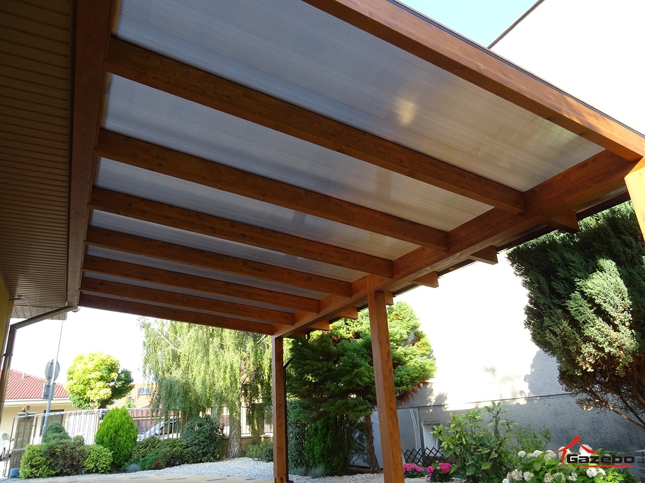 Holzpergola im Garten