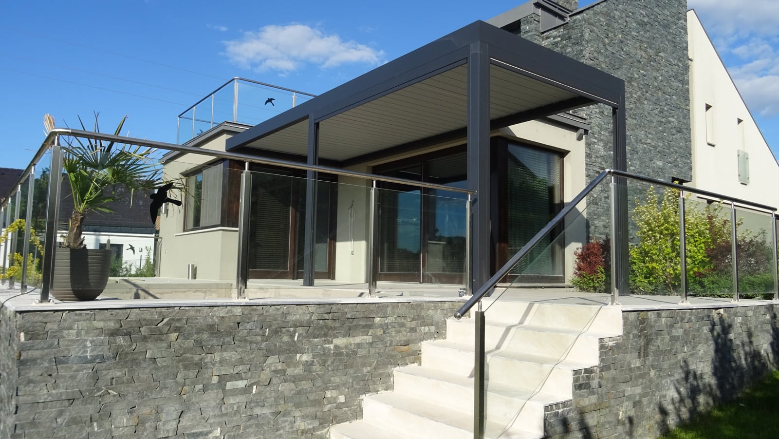 Bioklimatische Aluminiumpergola mit seitlicher Beschattung