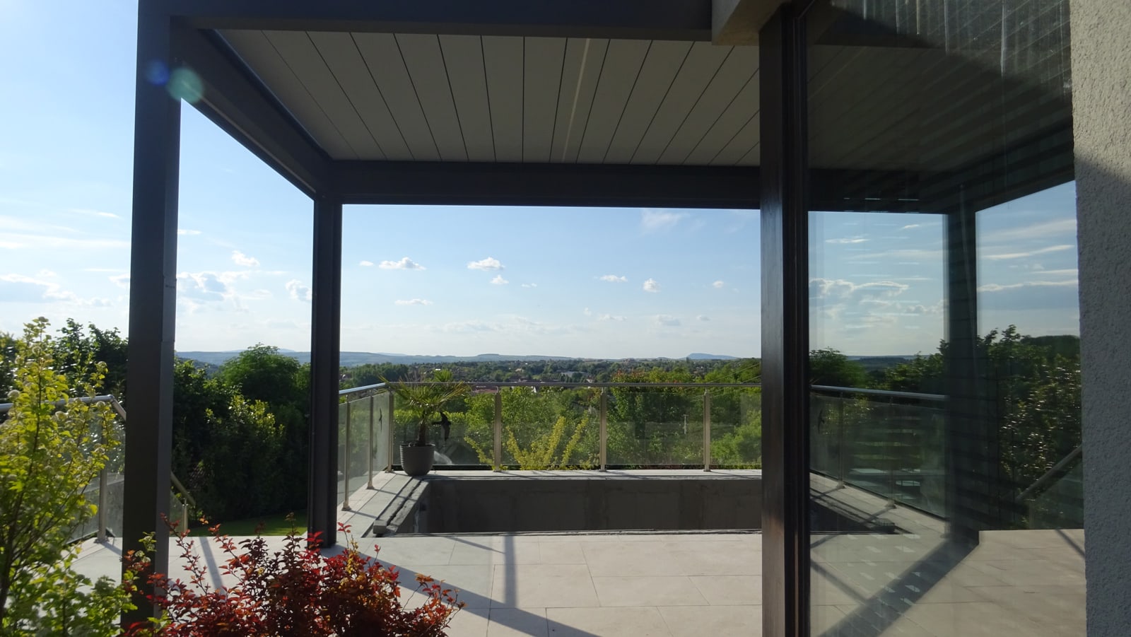 Bioklimatische Aluminiumpergola auf einer Terrasse