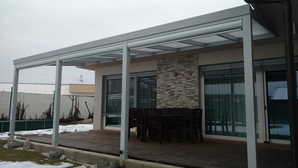Gartenpavillon und Pergola vor der Saison
