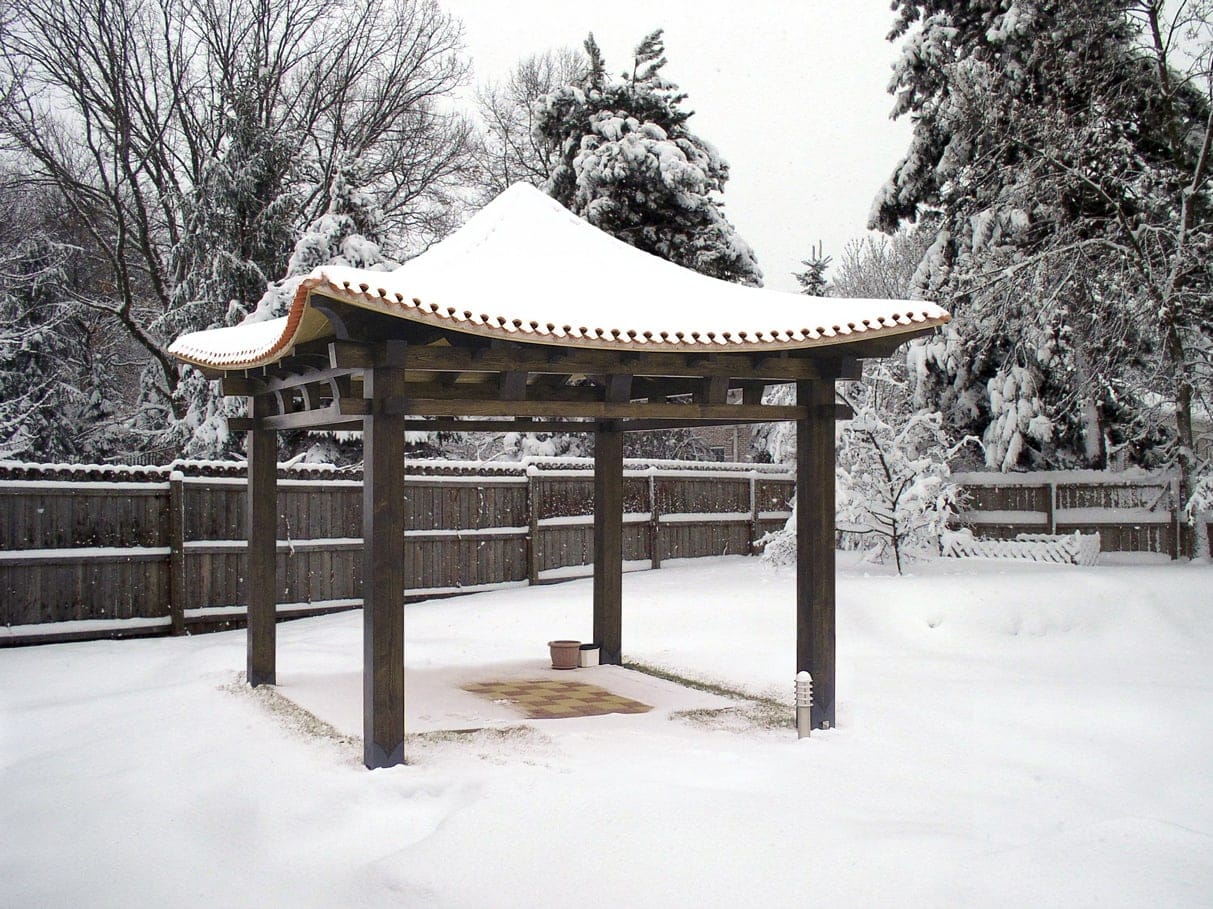 Einen Gartenpavillon für die neue Saison vorbereiten