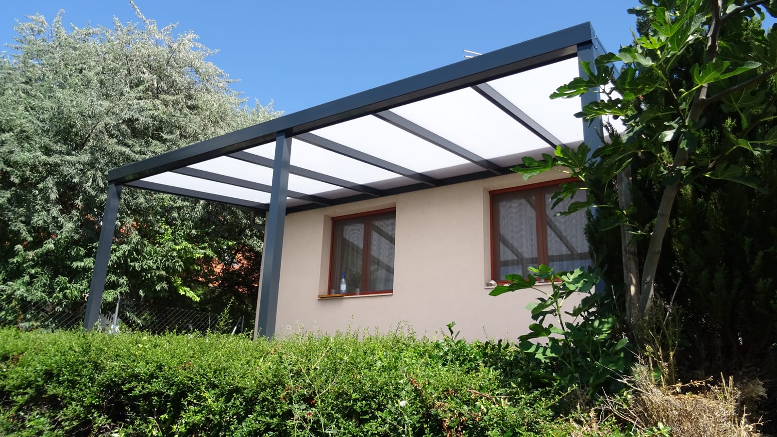 So pflegen Sie eine Aluminiumpergola