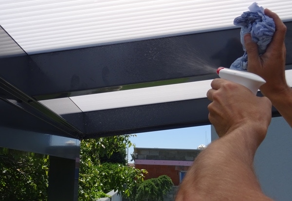 Pflege einer Aluminiumpergola