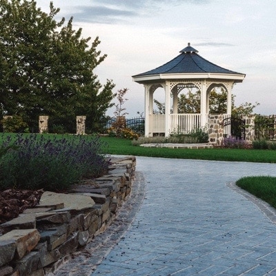 Halboffener Holzpavillon