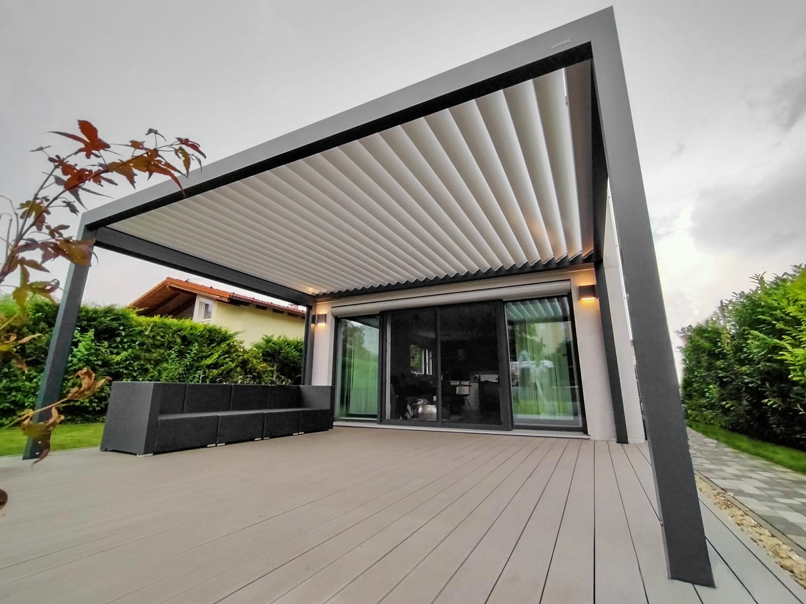 Bioklimatische Pergola mit verstellbaren Lamellen