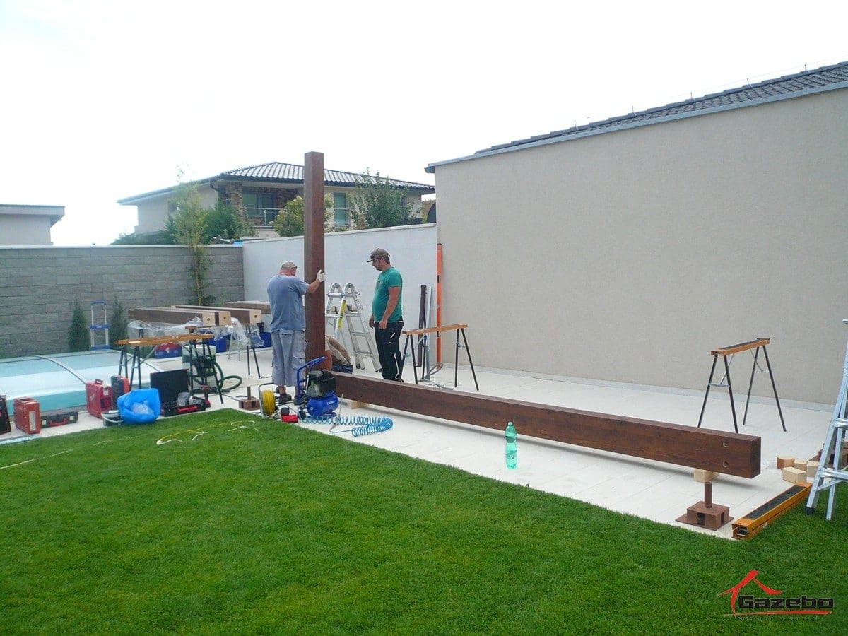Montage der Holzpergola Milano