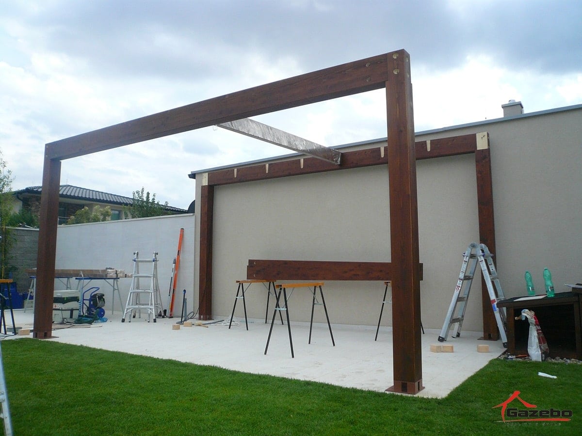 Hölzerne Tragbalken der Pergola Milano