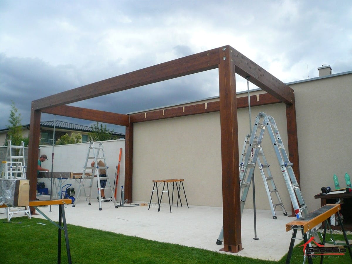 Hölzerne Tragbalken der Pergola Milano