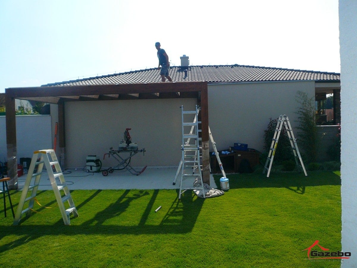 Anbringen der Dichtung auf der Holzpergola Milano