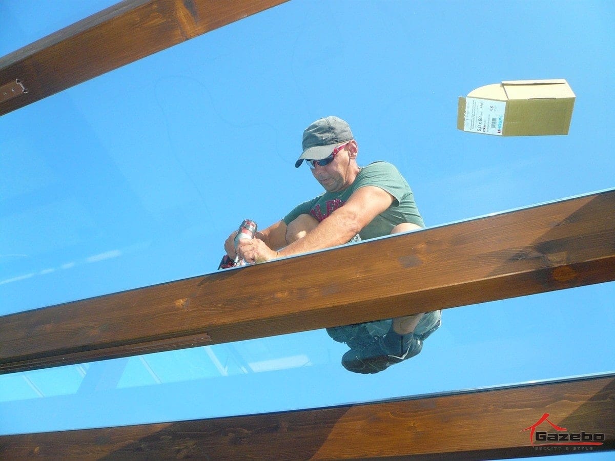 Auflegen des Glases auf die Holzpergola Milano