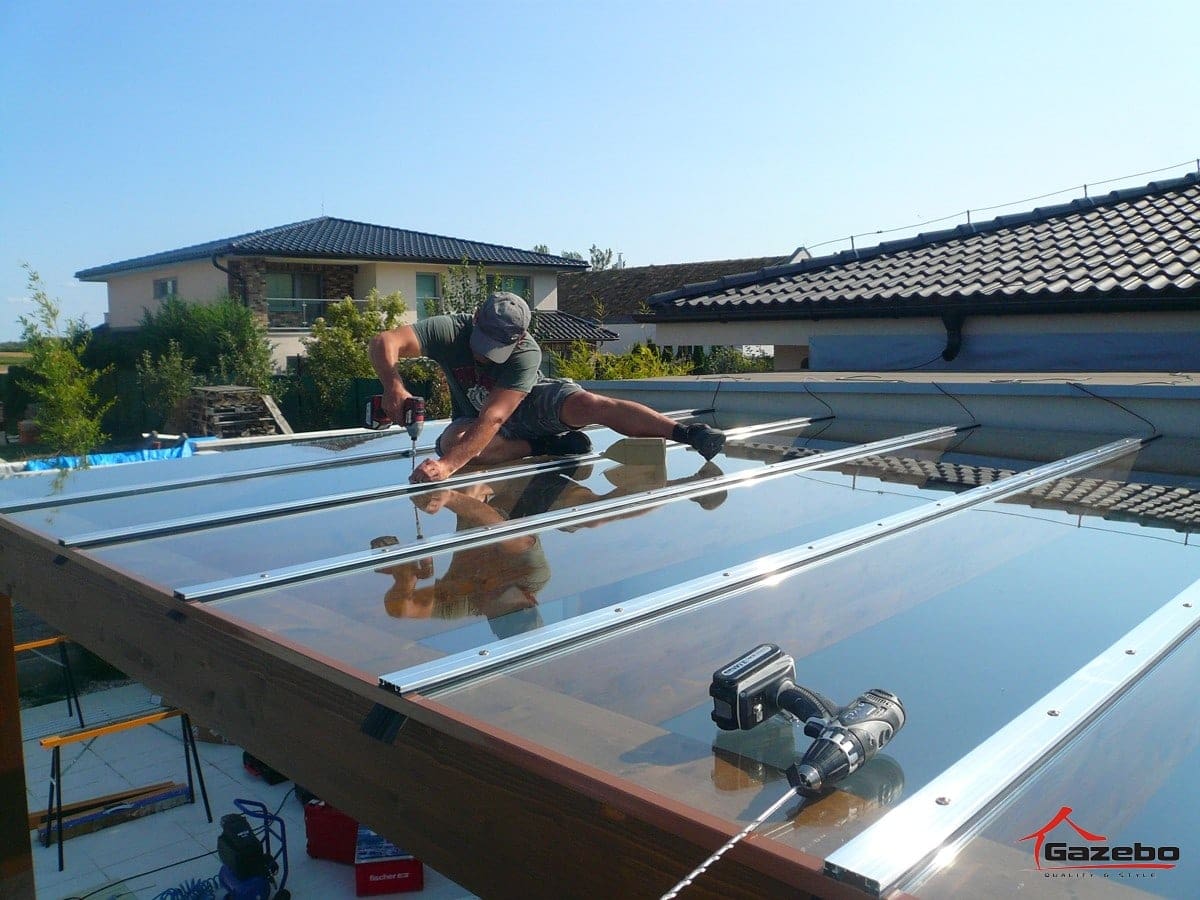 Auflegen des Glases auf die Holzpergola Milano