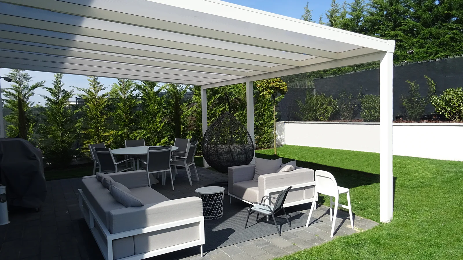Sitzbereich unter einer Aluminiumpergola