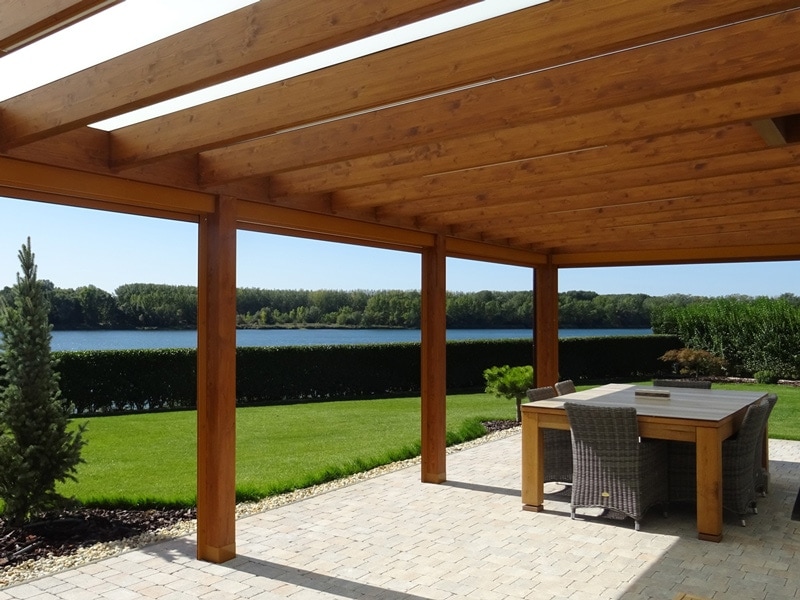 Holzpergola in einem Garten