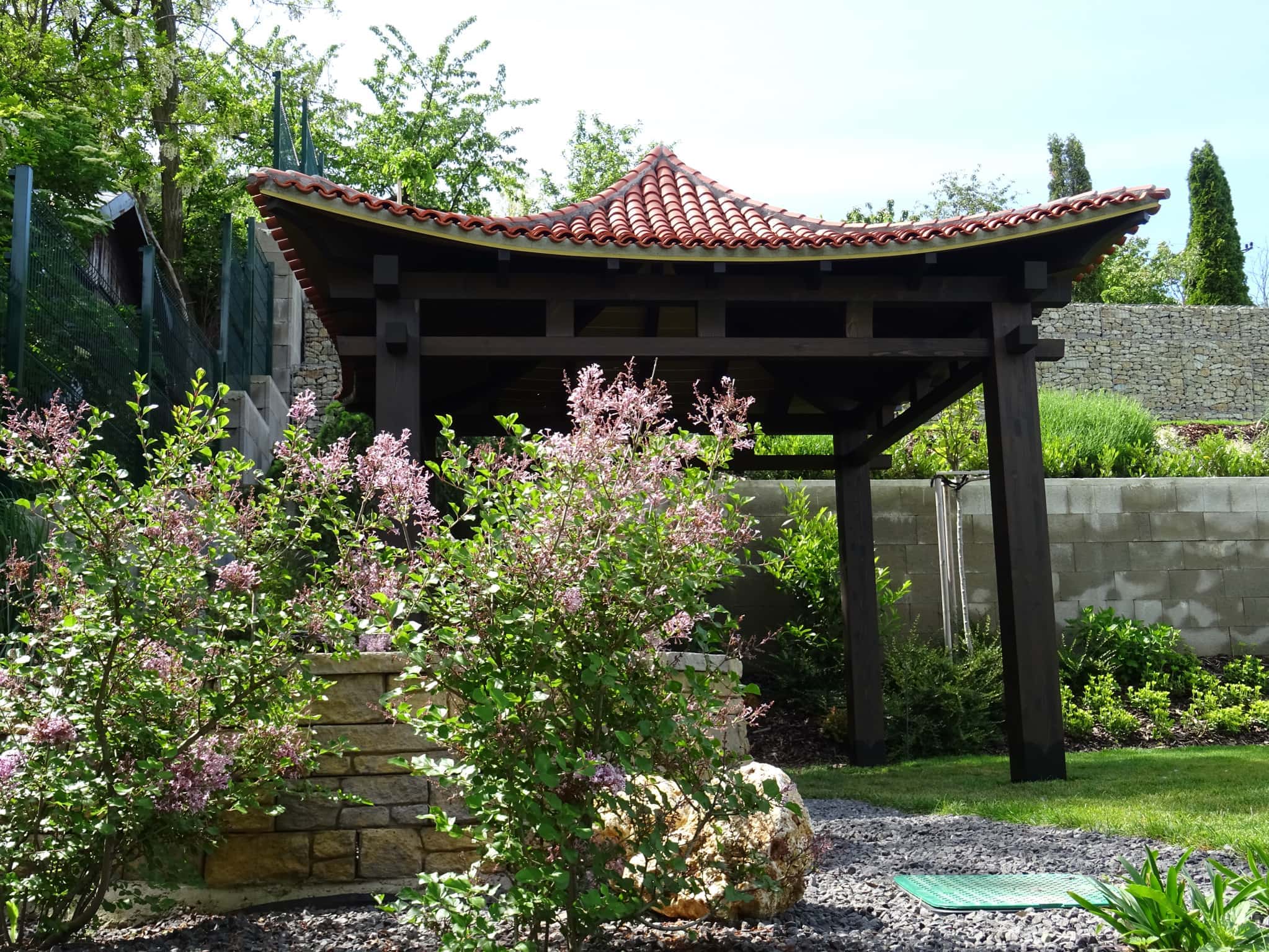 Den passenden Platz für einen Pavillon im Garten wählen