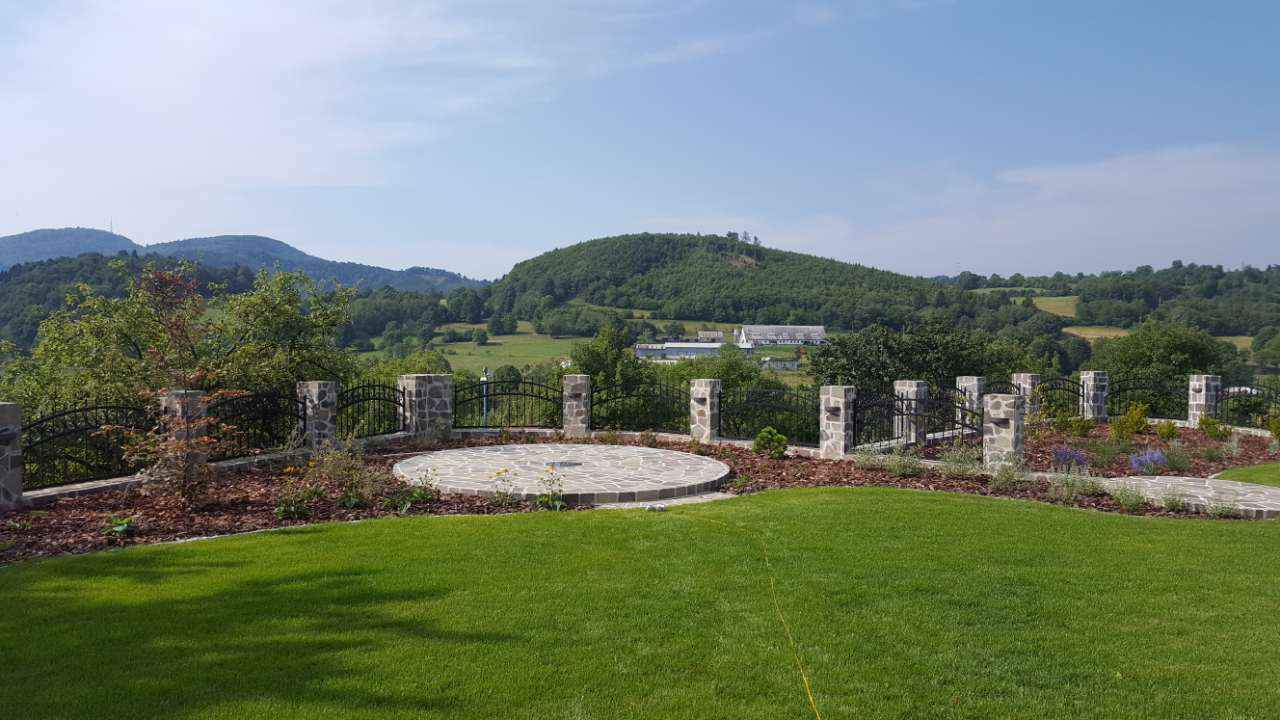 Den passenden Platz für einen Pavillon im Garten wählen