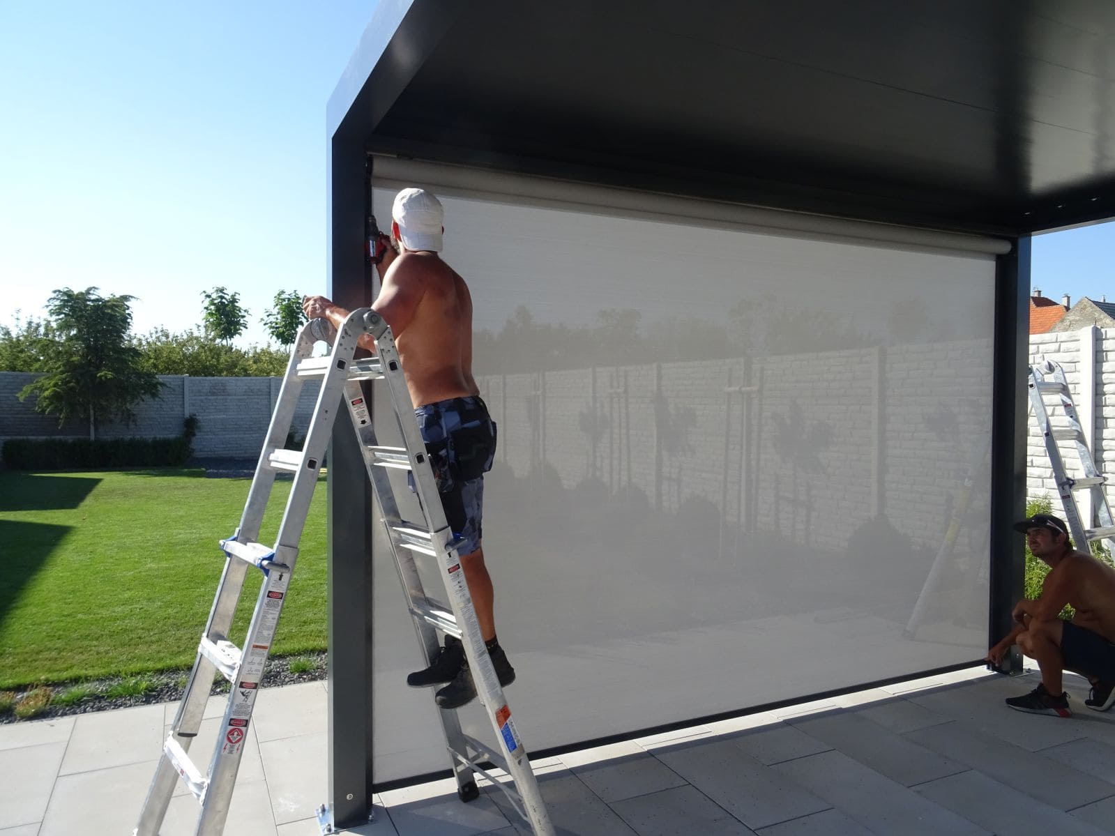 Frontbeschattung einer bioklimatischen Aluminiumpergola
