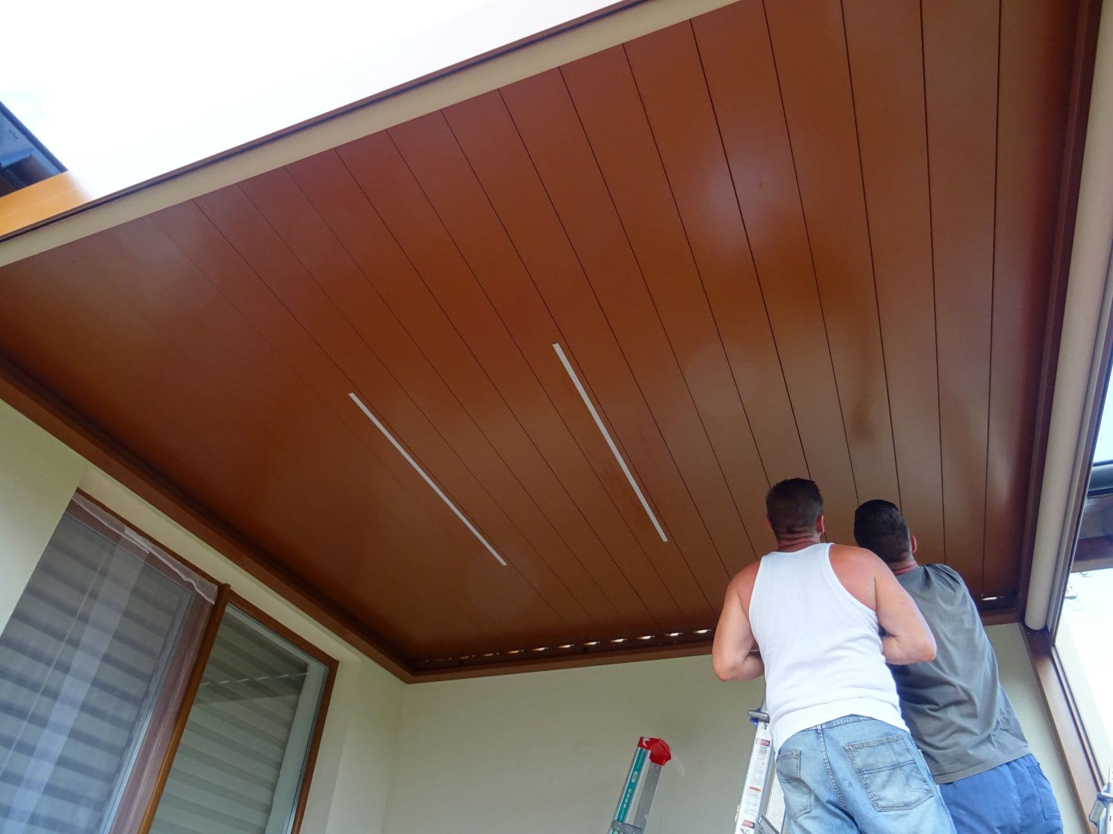 Neigen der Lamellen einer bioklimatischen Aluminiumpergola