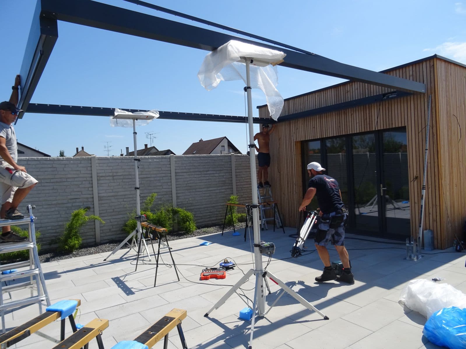 Montage der Pfosten einer bioklimatischen Aluminiumpergola