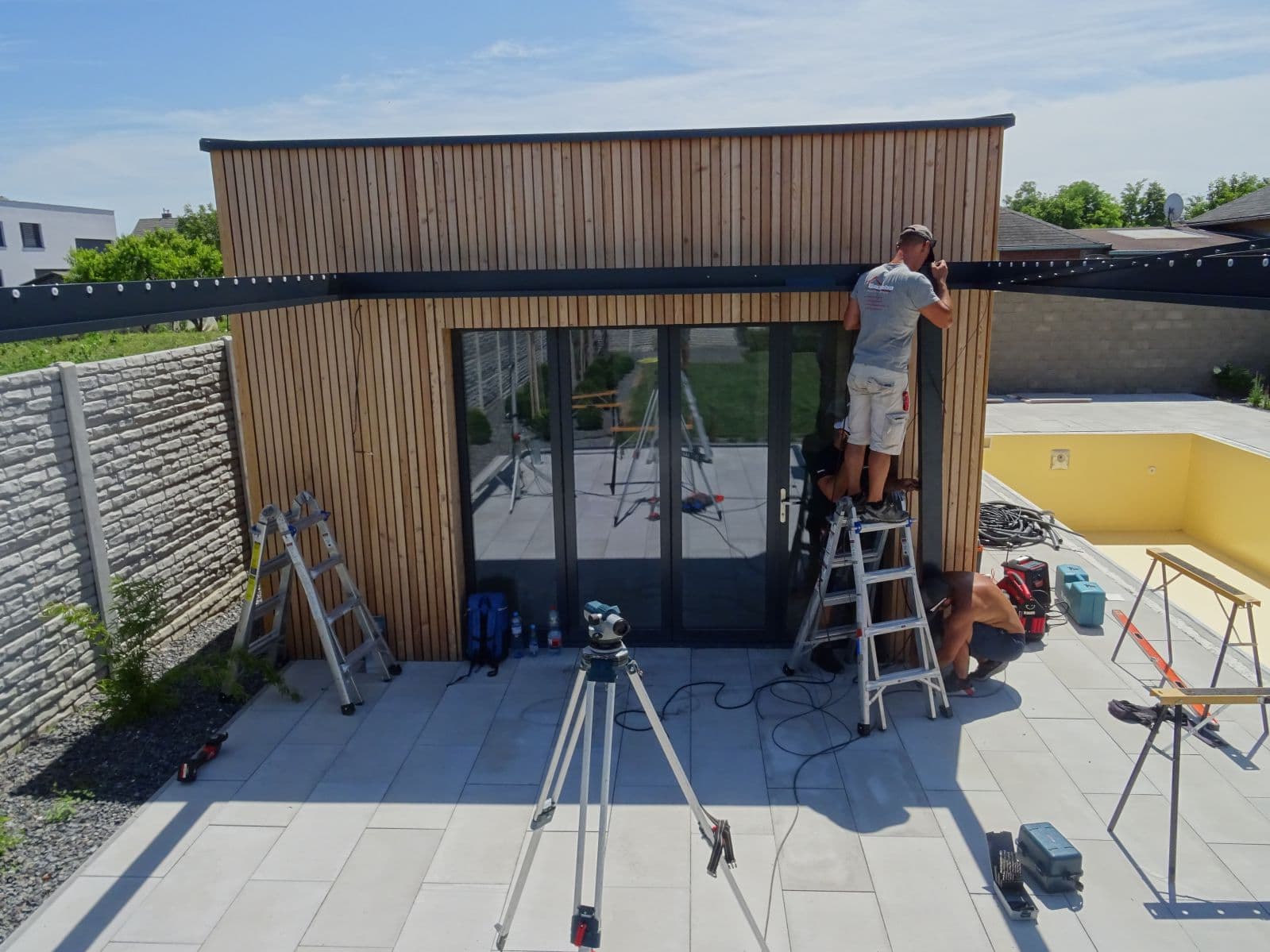 Montage der Pfosten einer bioklimatischen Aluminiumpergola