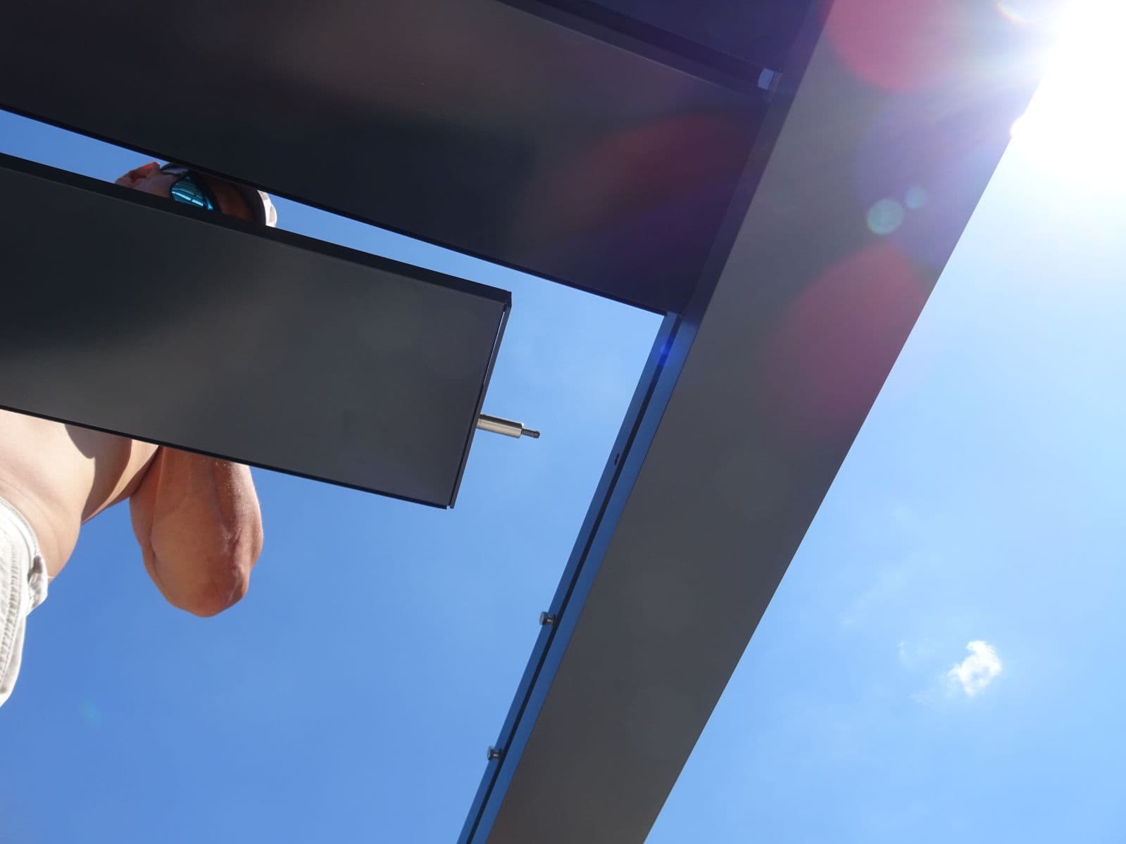 Einsetzen der Aluminiumlamellen einer bioklimatischen Pergola