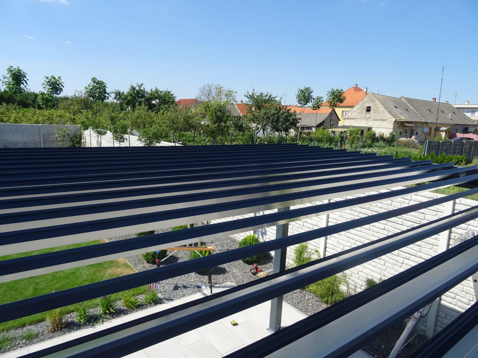 Aluminiumlamellen einer bioklimatischen Pergola