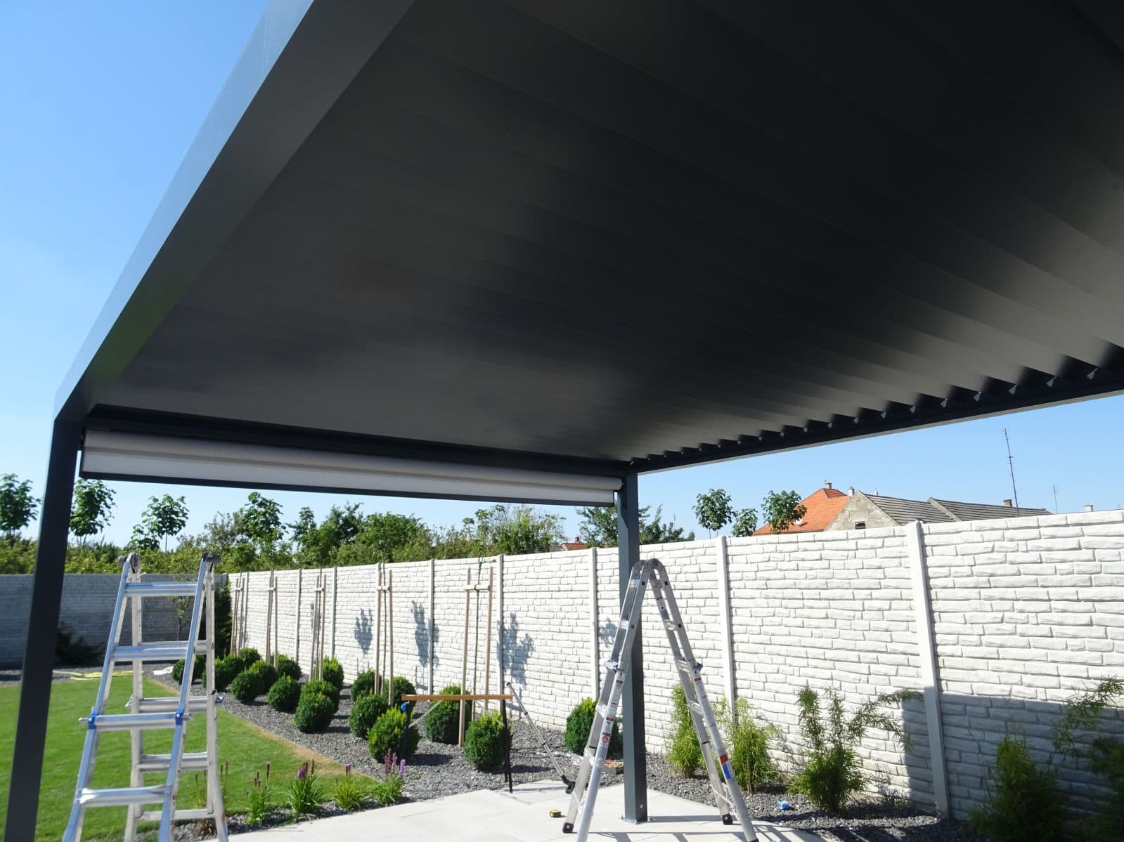 Neigen der Lamellen einer bioklimatischen Aluminiumpergola