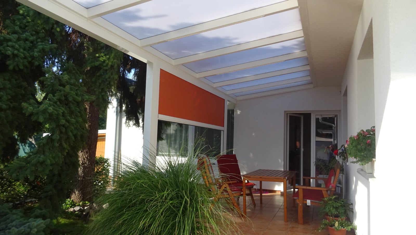 Aluminiumpergola mit Frontbeschattung