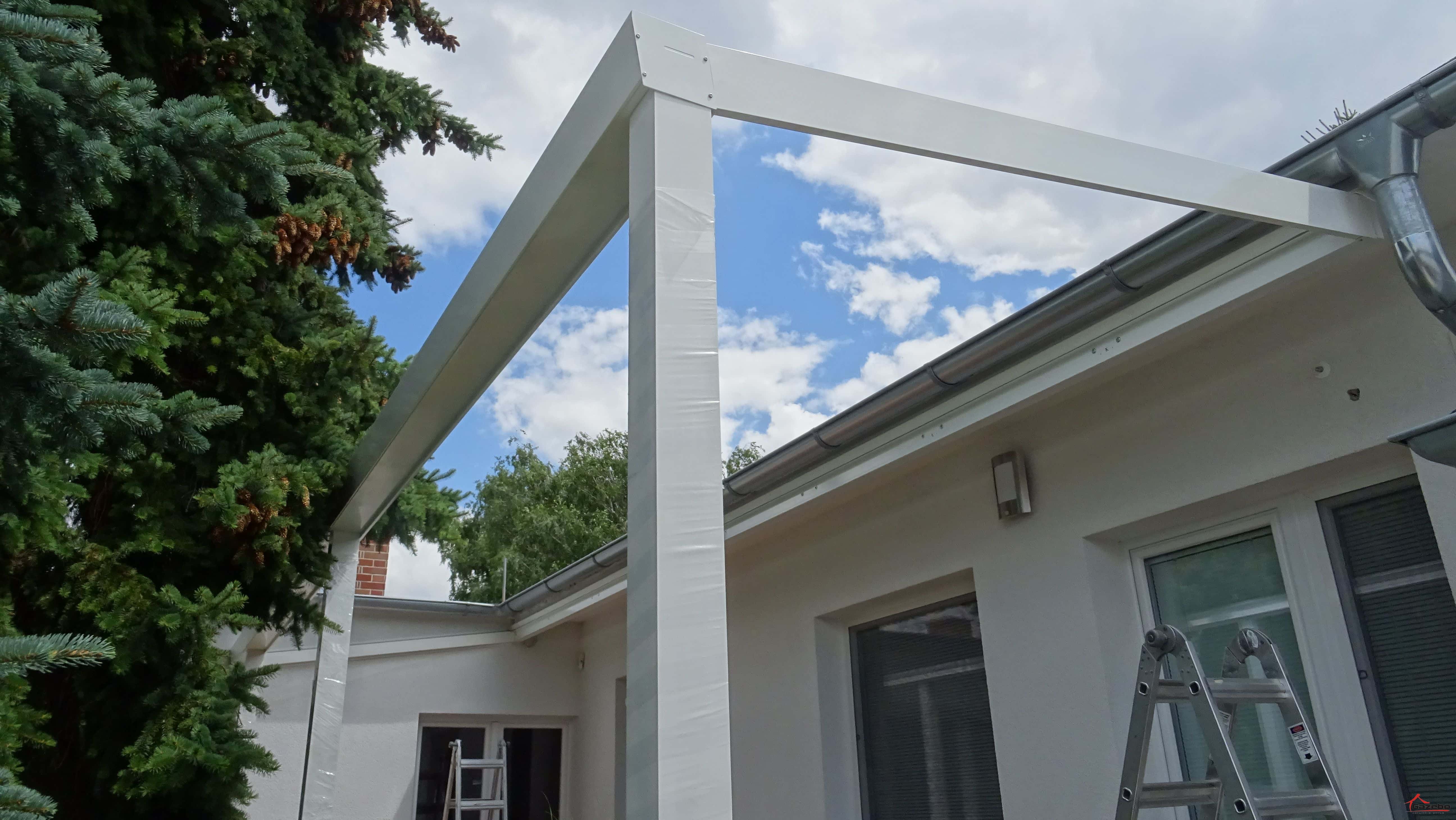 Weiße Aluminiumpergola während des Umbaus der Überdachung