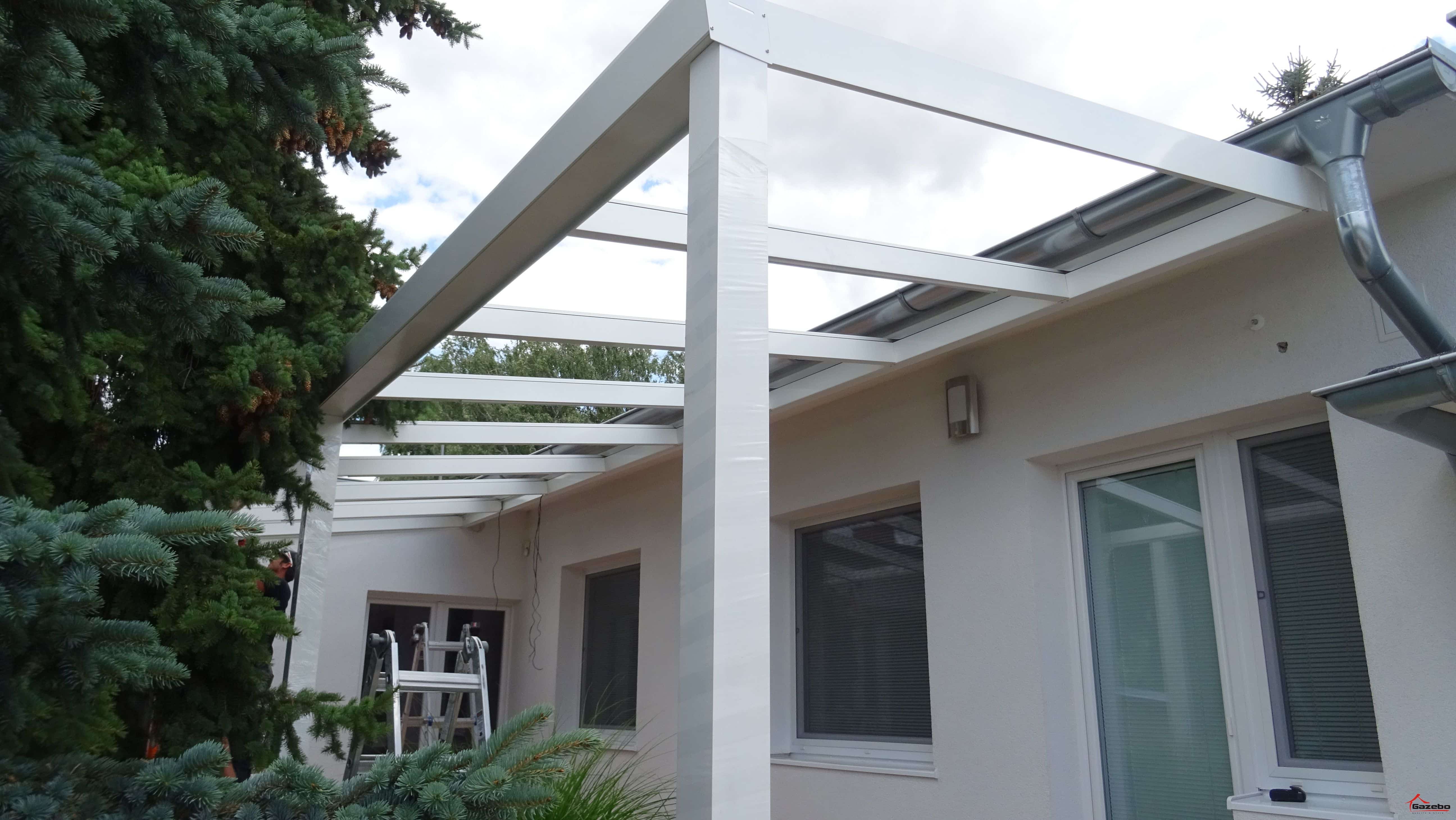 Weiße Aluminiumpergola während des Umbaus der Überdachung