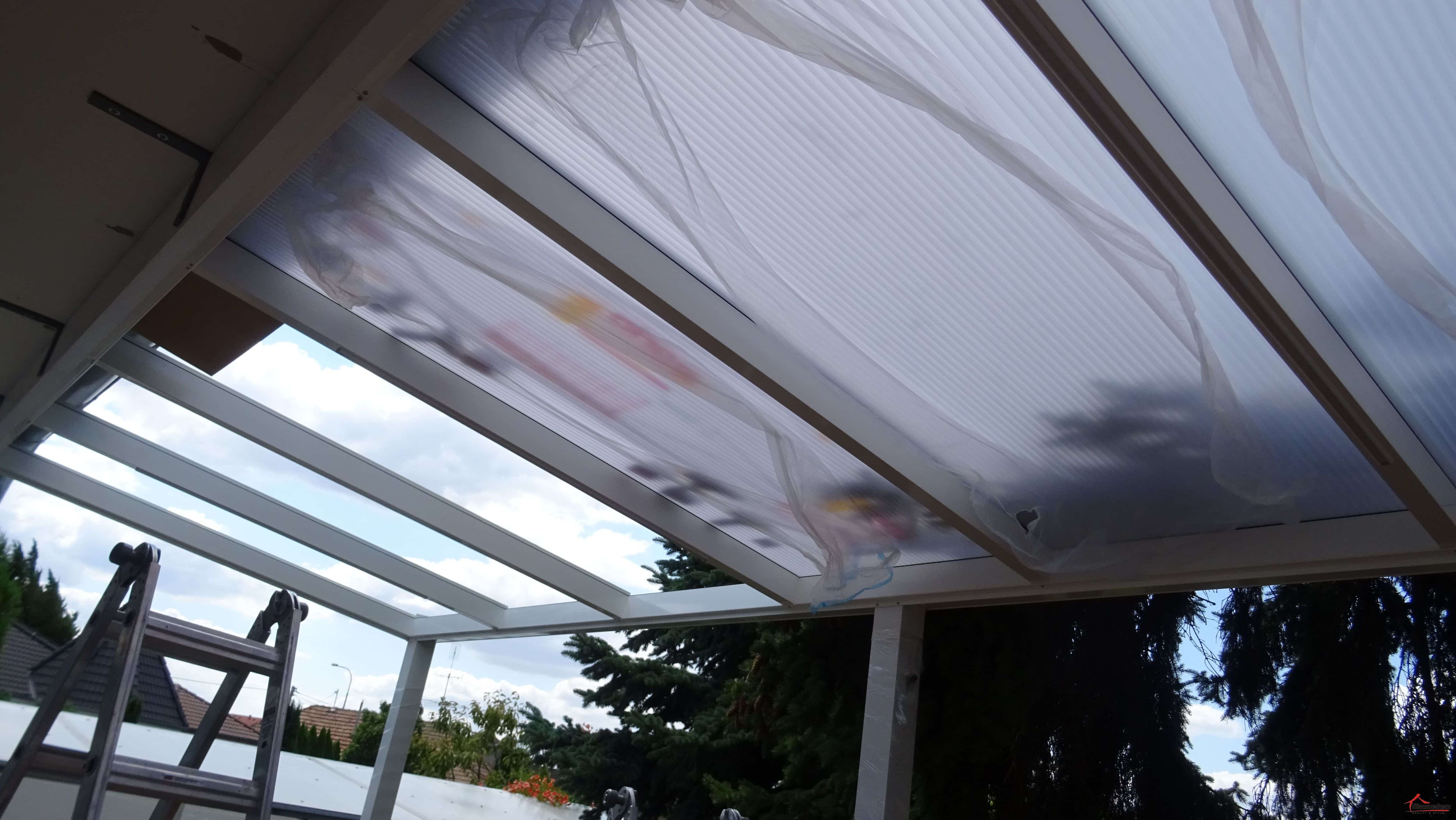 Opal-Polycarbonat auf der Aluminiumpergola