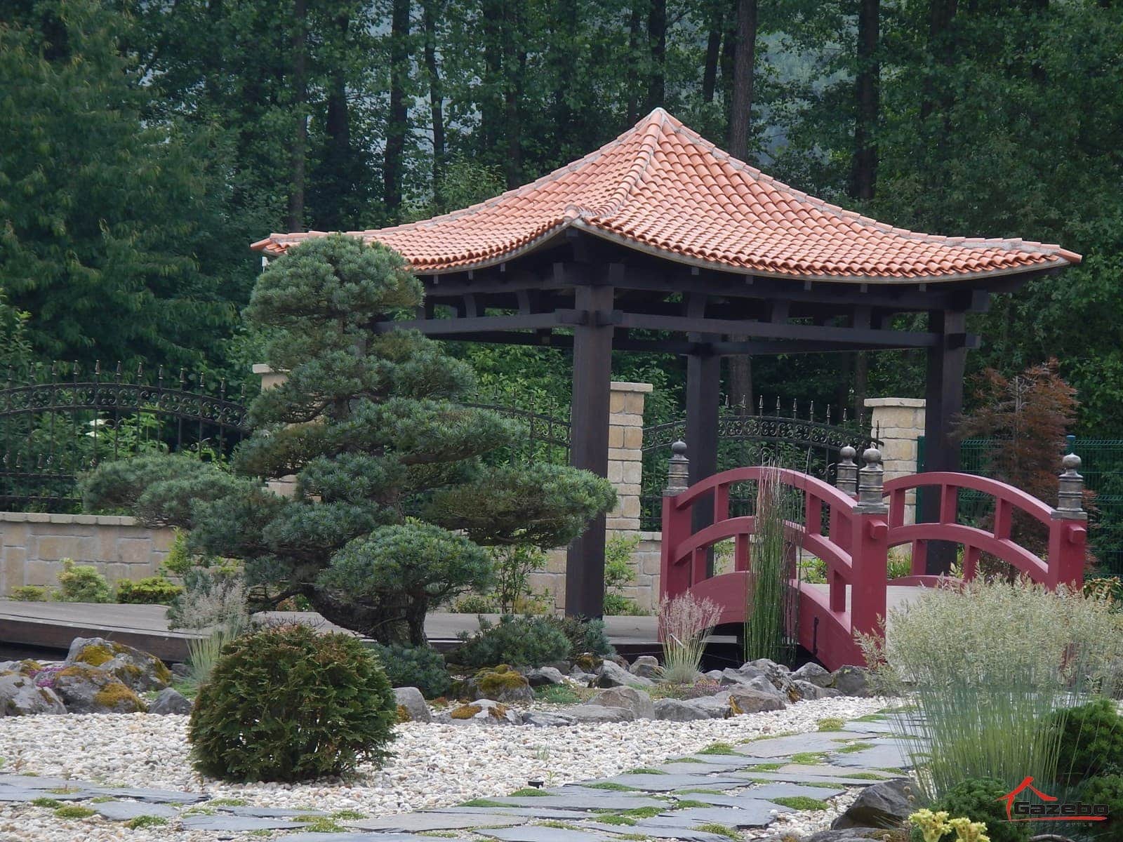 Bau des japanischen Gartenpavillons Hinode