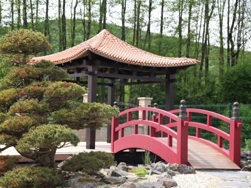 Japanischer Hinode-Pavillon in einem Garten