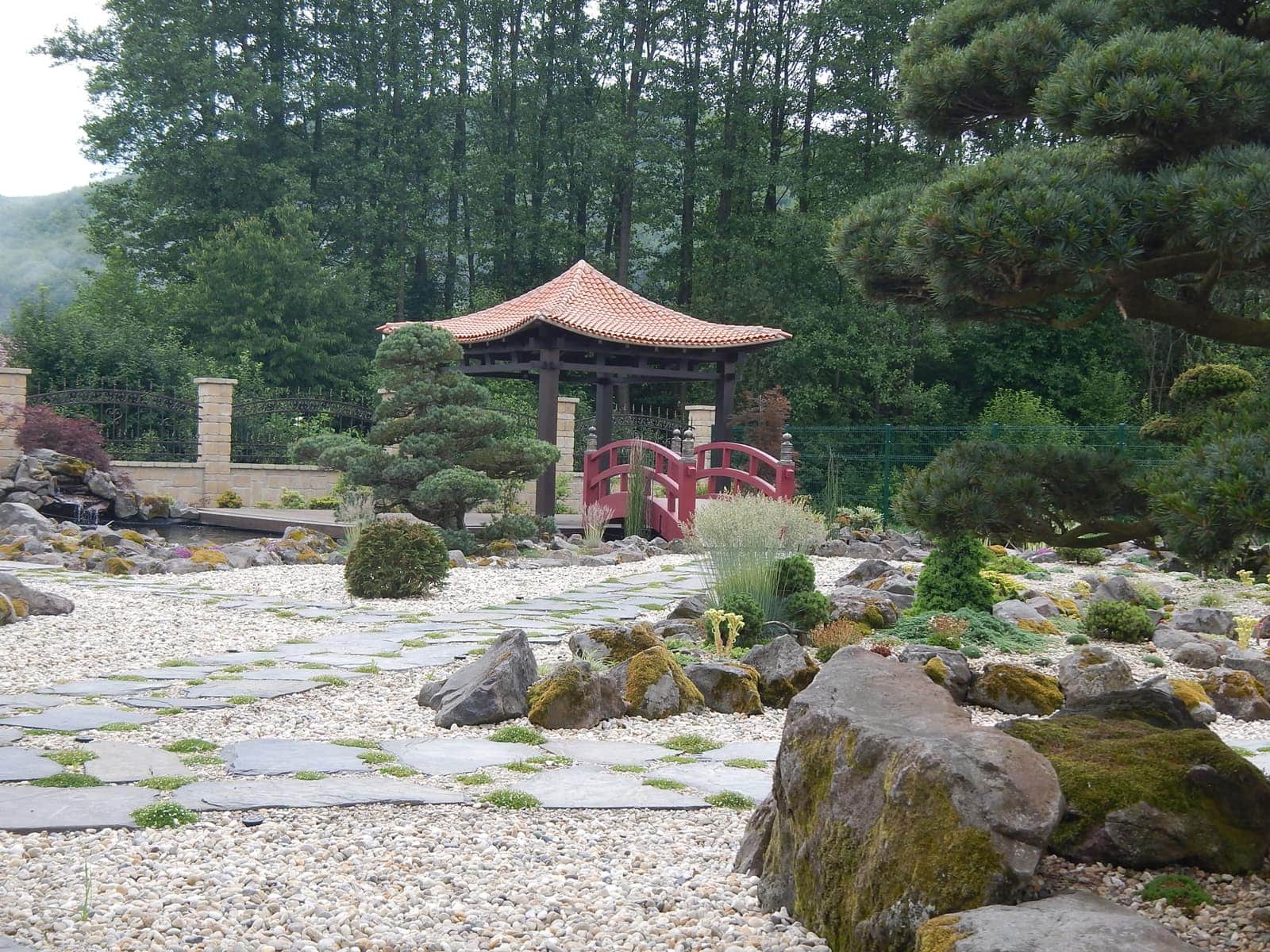 Japanischer Garten mit einem Hinode-Pavillon