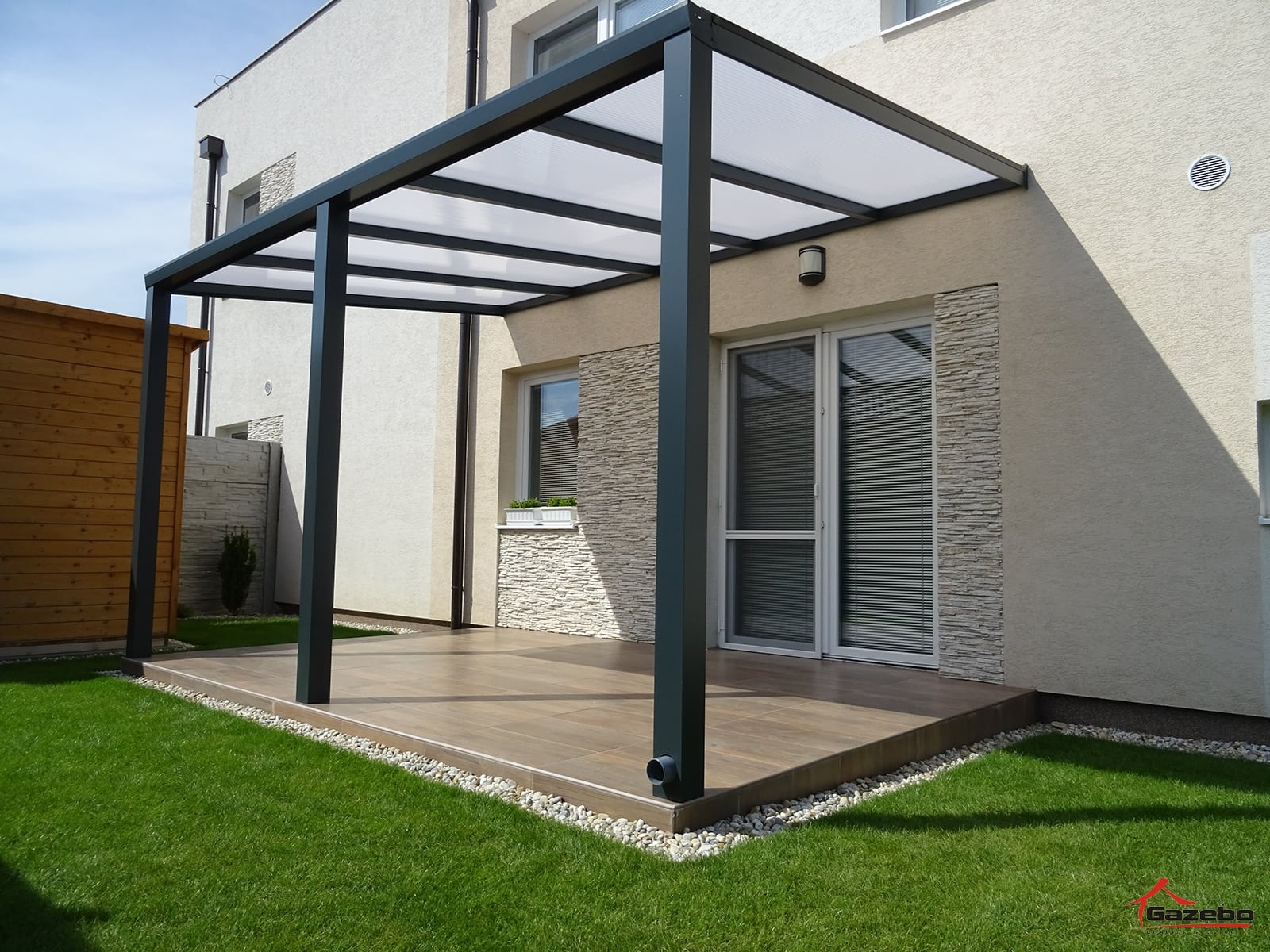 Weiße Aluminiumpergola Basic Class mit Polycarbonatdach