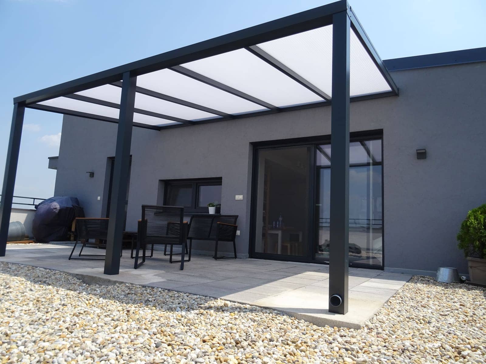 Moderne Aluminiumpergola Basic Class neben einem Haus