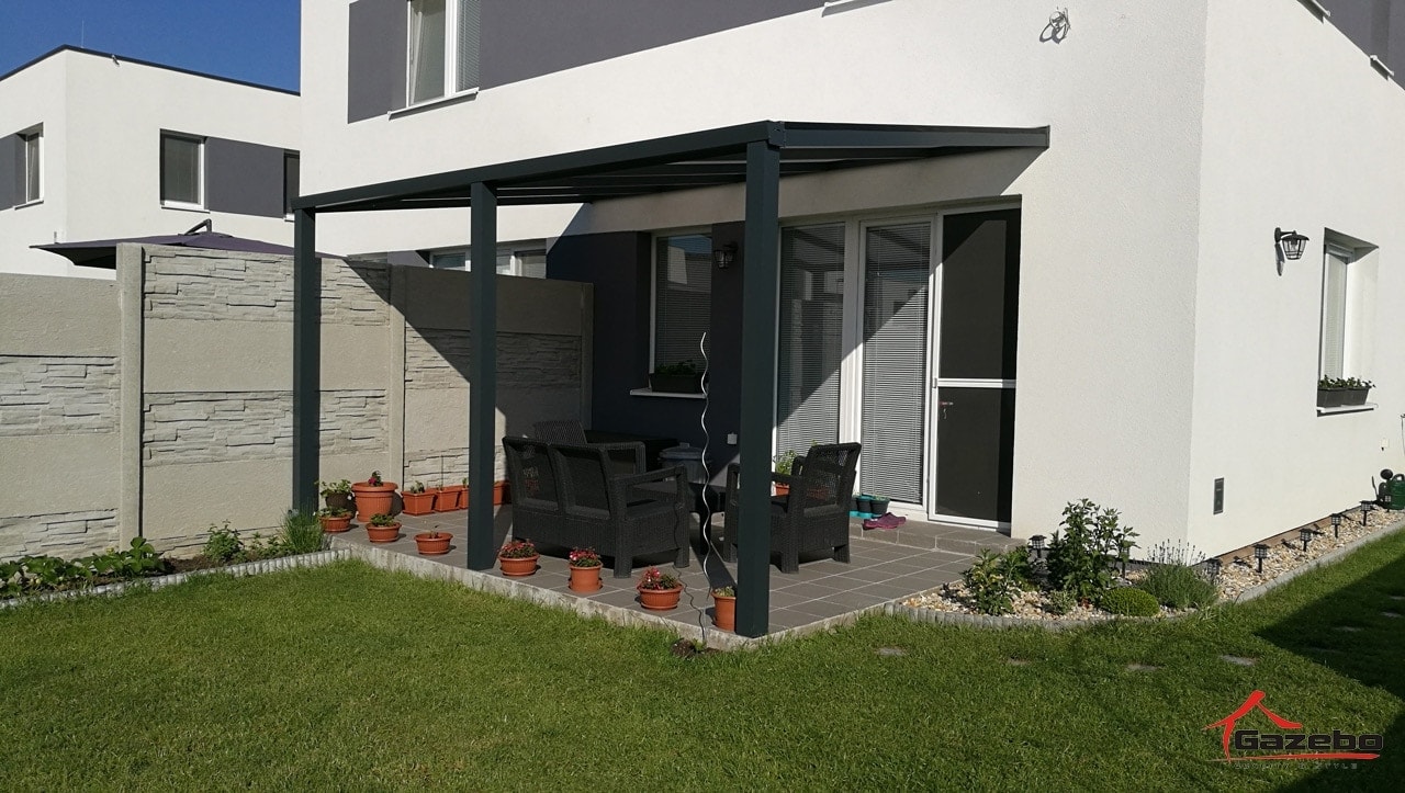 Aluminiumpergola Basic Class auf der Terrasse eines Einfamilienhauses