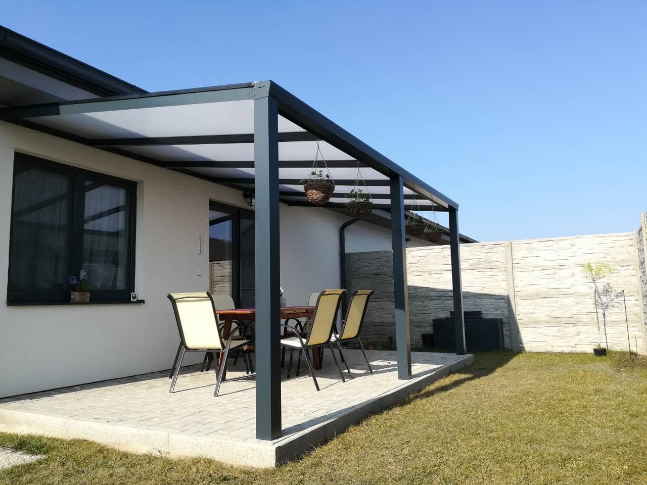 Weiße Aluminiumpergola Basic Class in einem Garten