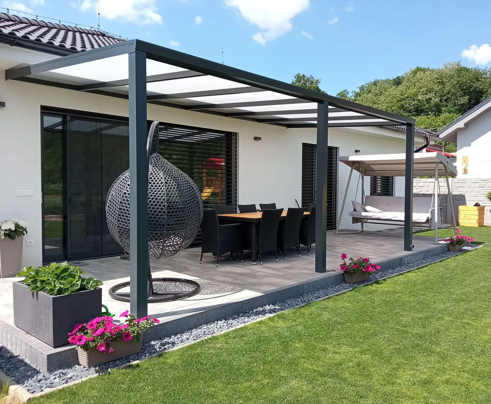Weiße Aluminiumpergola Basic Class mit hellem Dach