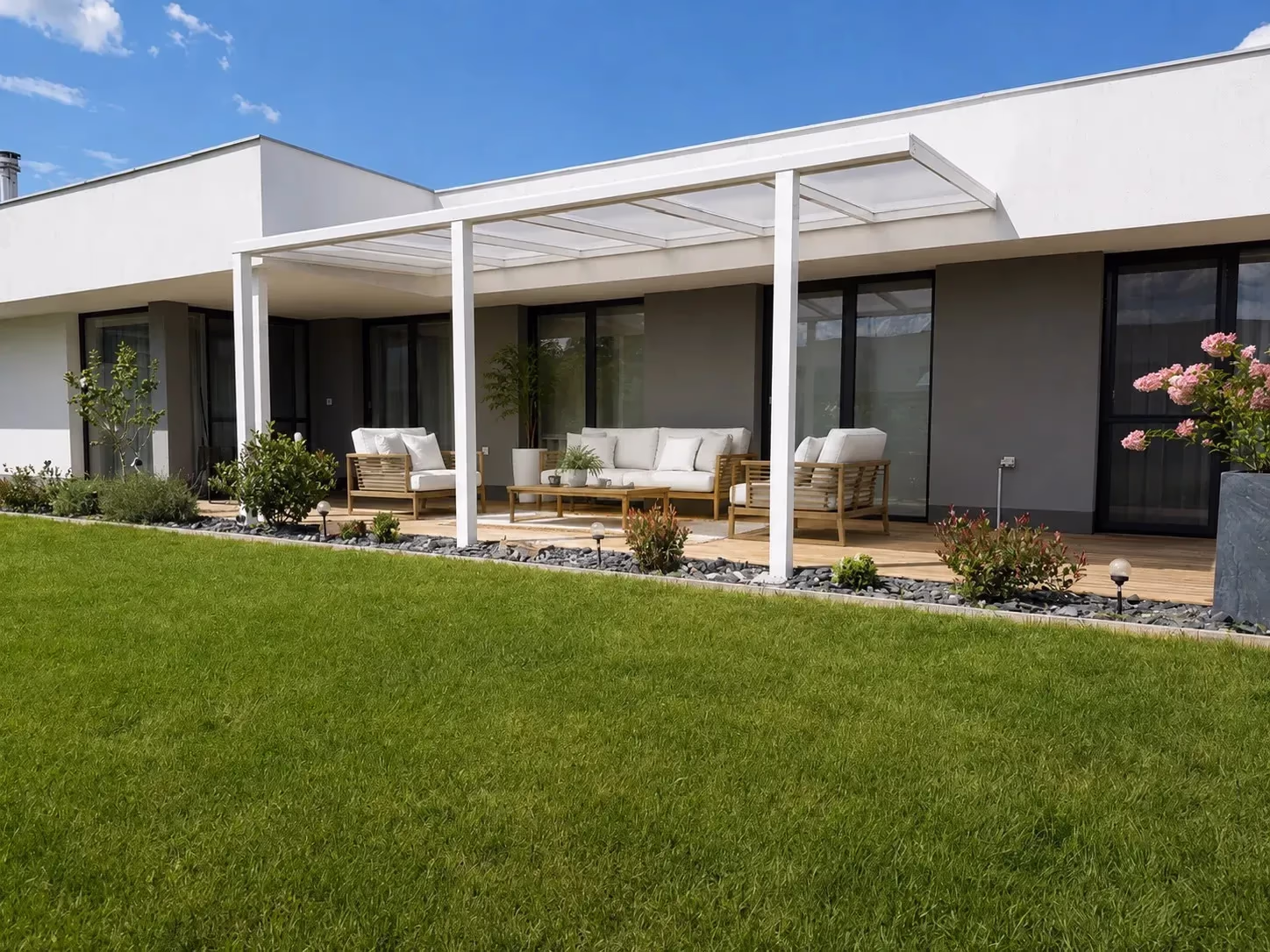 Weiße Aluminiumpergola mit Glasdach neben einem modernen Haus