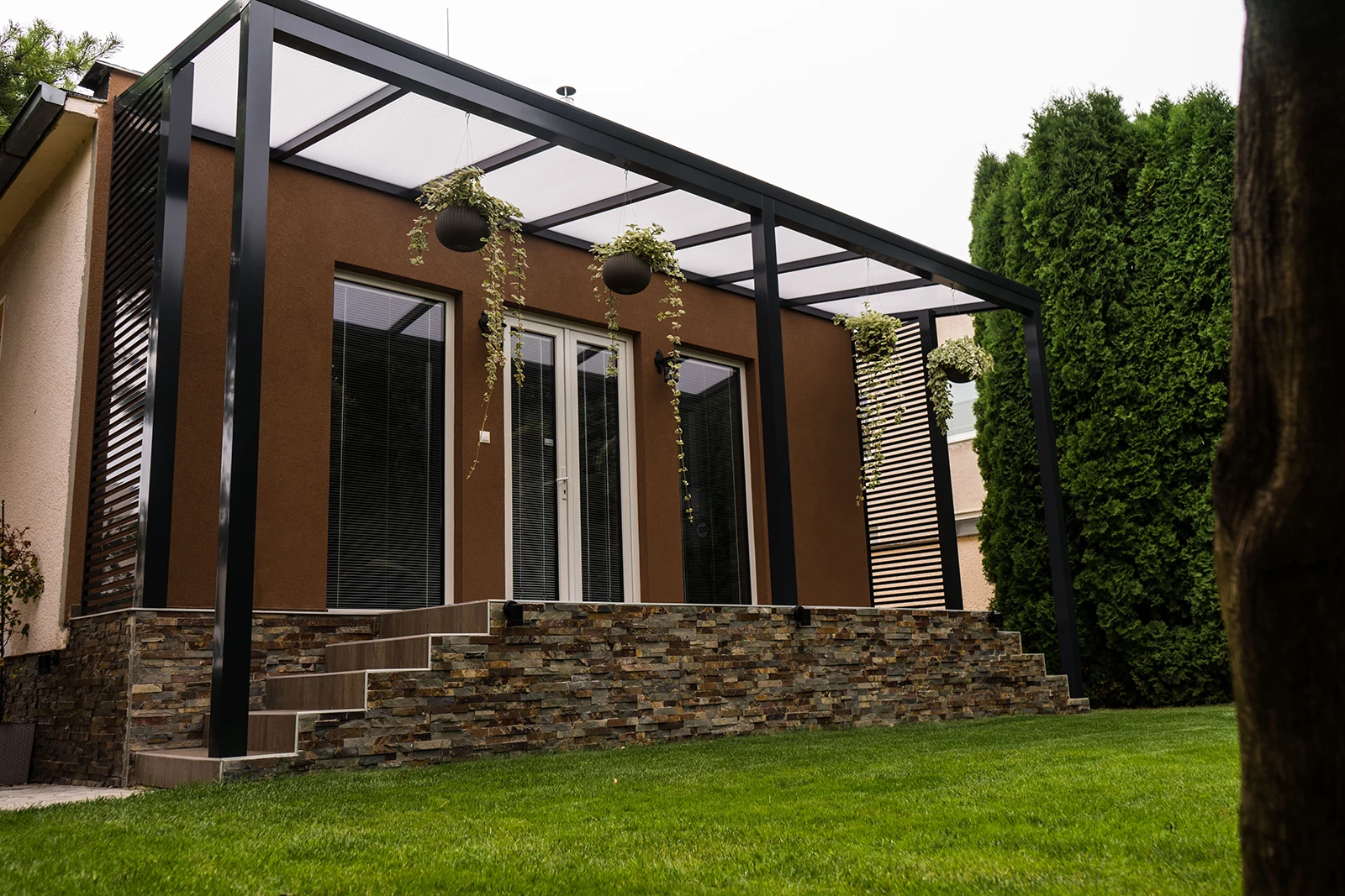Nahaufnahme der Konstruktion der Aluminiumpergola Basic Class