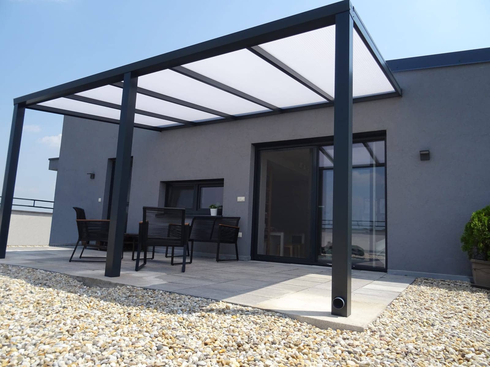 Aluminiumpergola Basic Class bei einem Neubau