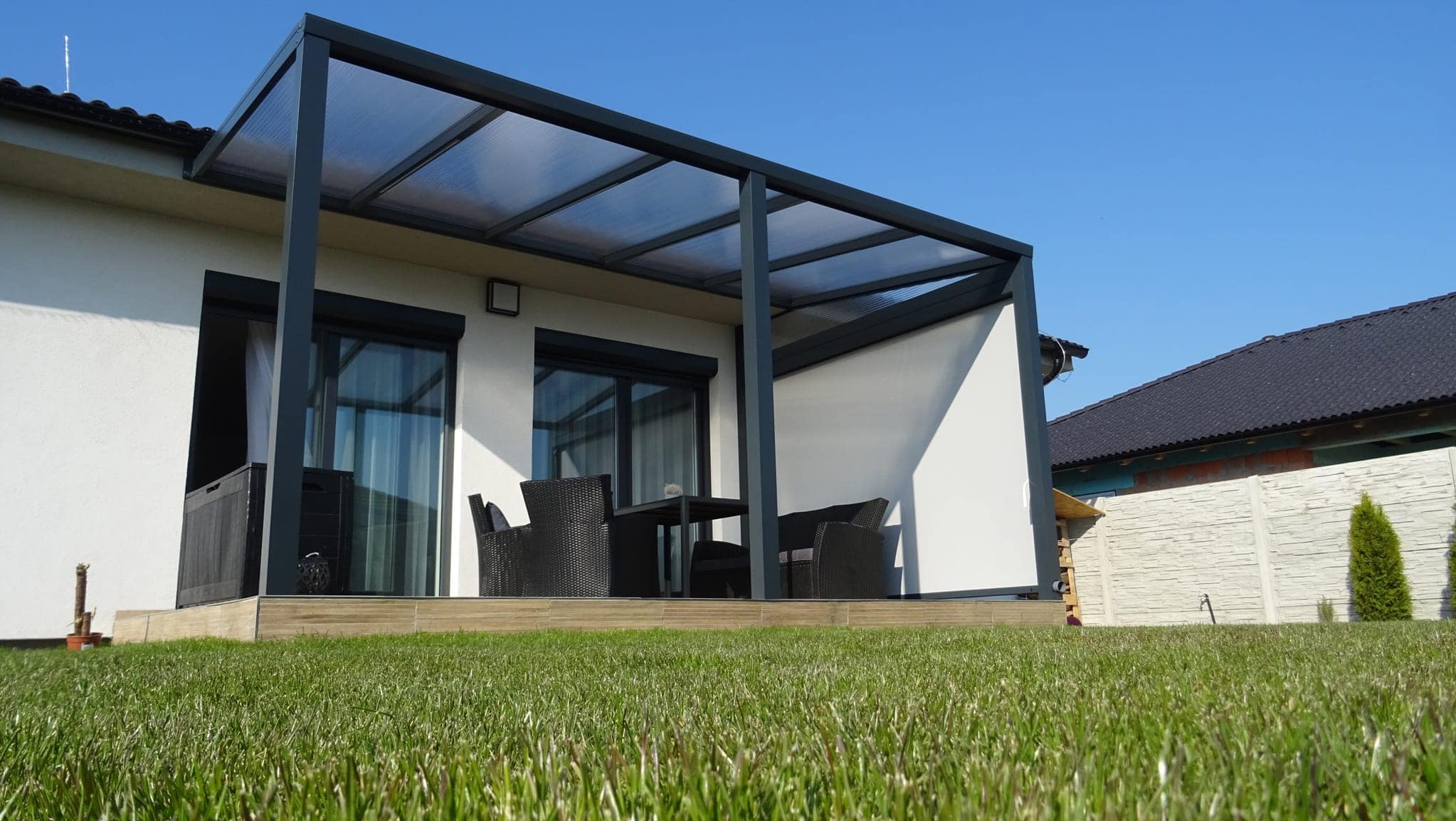 Aluminiumpergola Basic Class über einer Terrasse