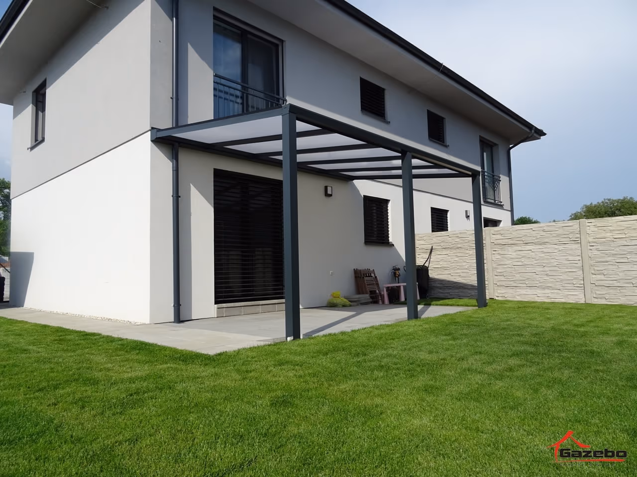 Moderne, maßgefertigte Aluminiumpergola über einer Terrasse montiert