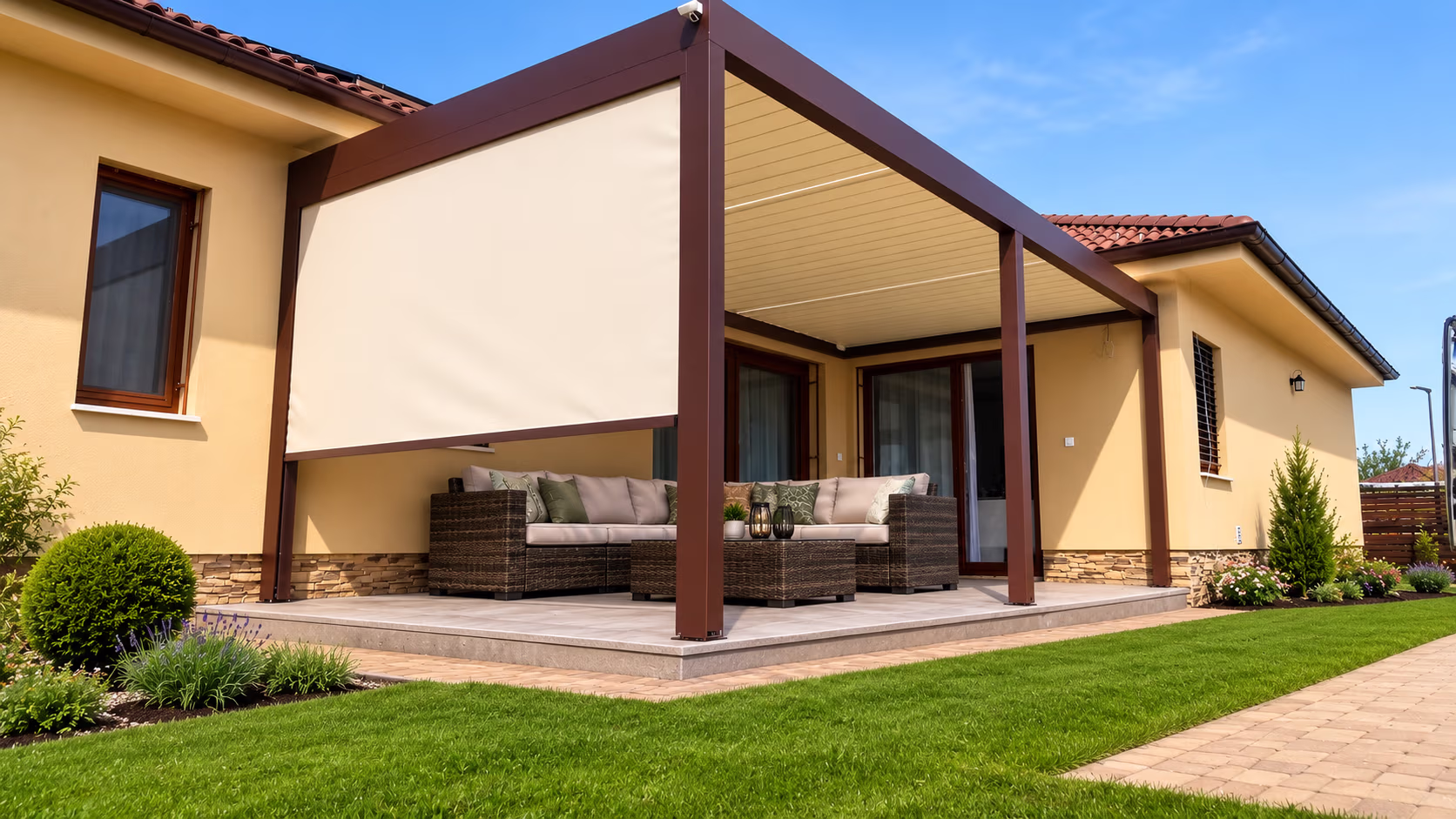 Braune bioklimatische Pergola mit geschlossenen Lamellen über einer Terrasse neben einem Haus