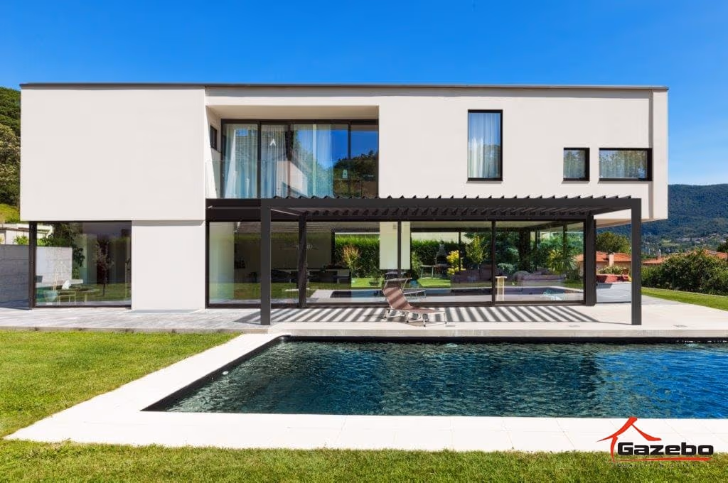 Bioklimatische Aluminiumpergola über einem Swimmingpool eines Einfamilienhauses