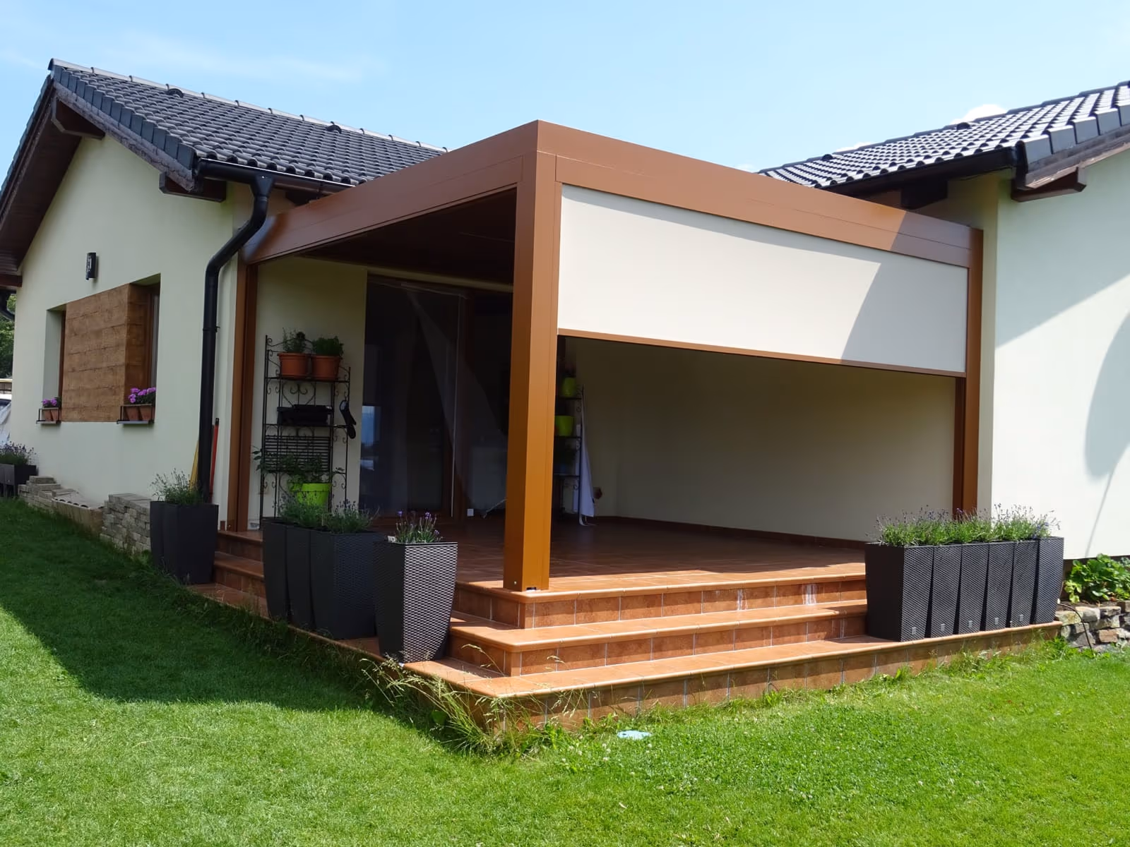 Modernes Design einer bioklimatischen Aluminiumpergola in einem Garten