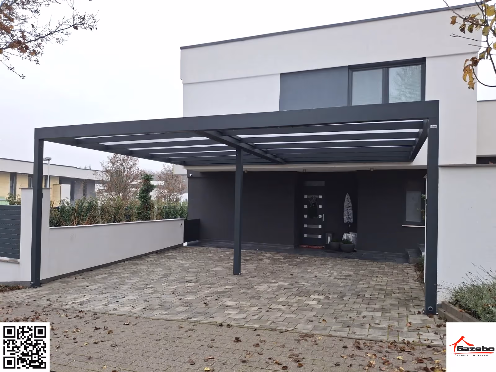 Maßgefertigter Aluminium-Carport neben einem Einfamilienhaus