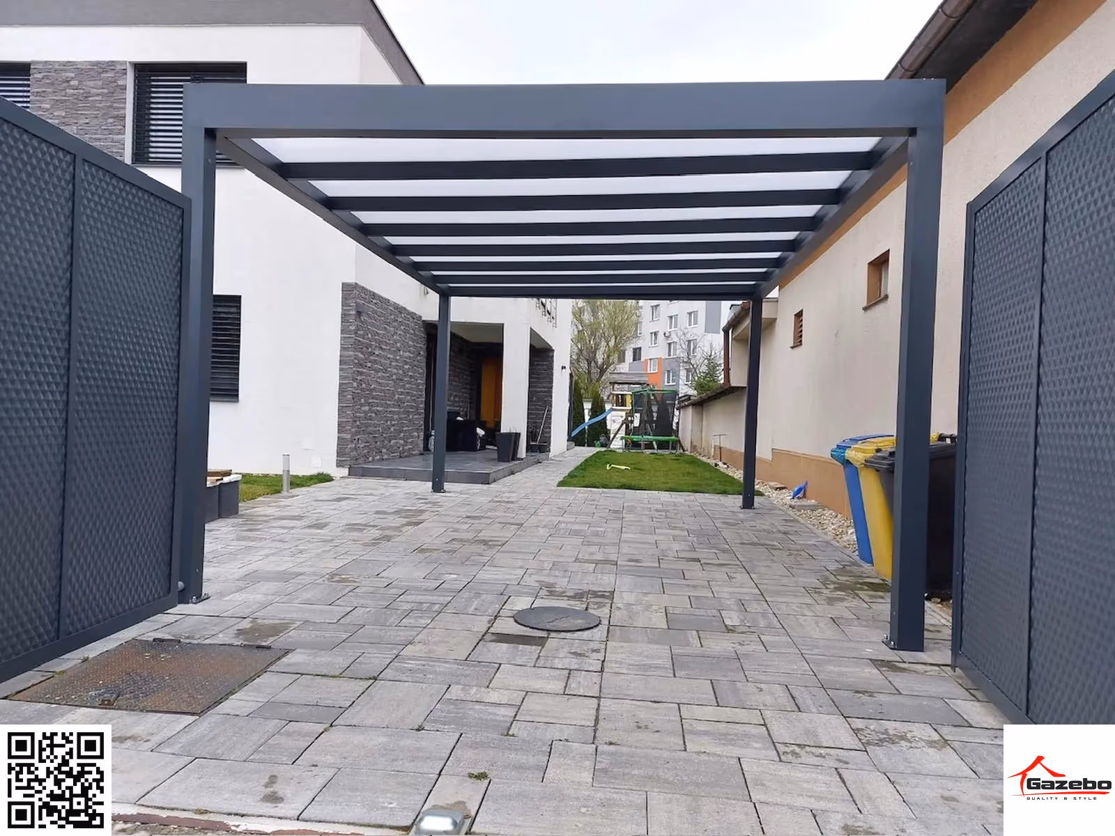 Aluminium-Carport an der Einfahrt eines Einfamilienhauses zwischen zwei dekorativen Toren