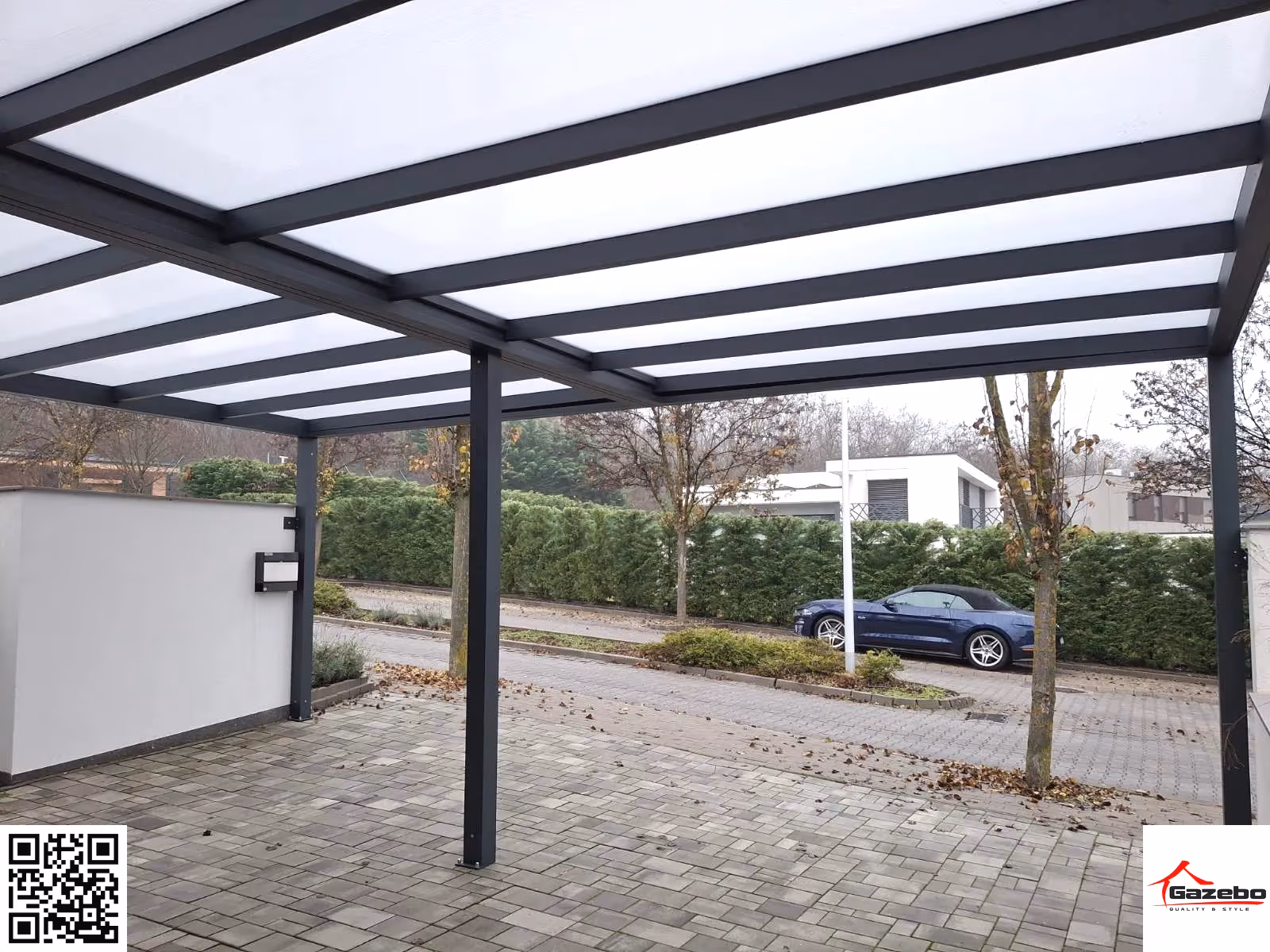 Maßgefertigter Aluminium-Carport neben einer Hauseinfahrt
