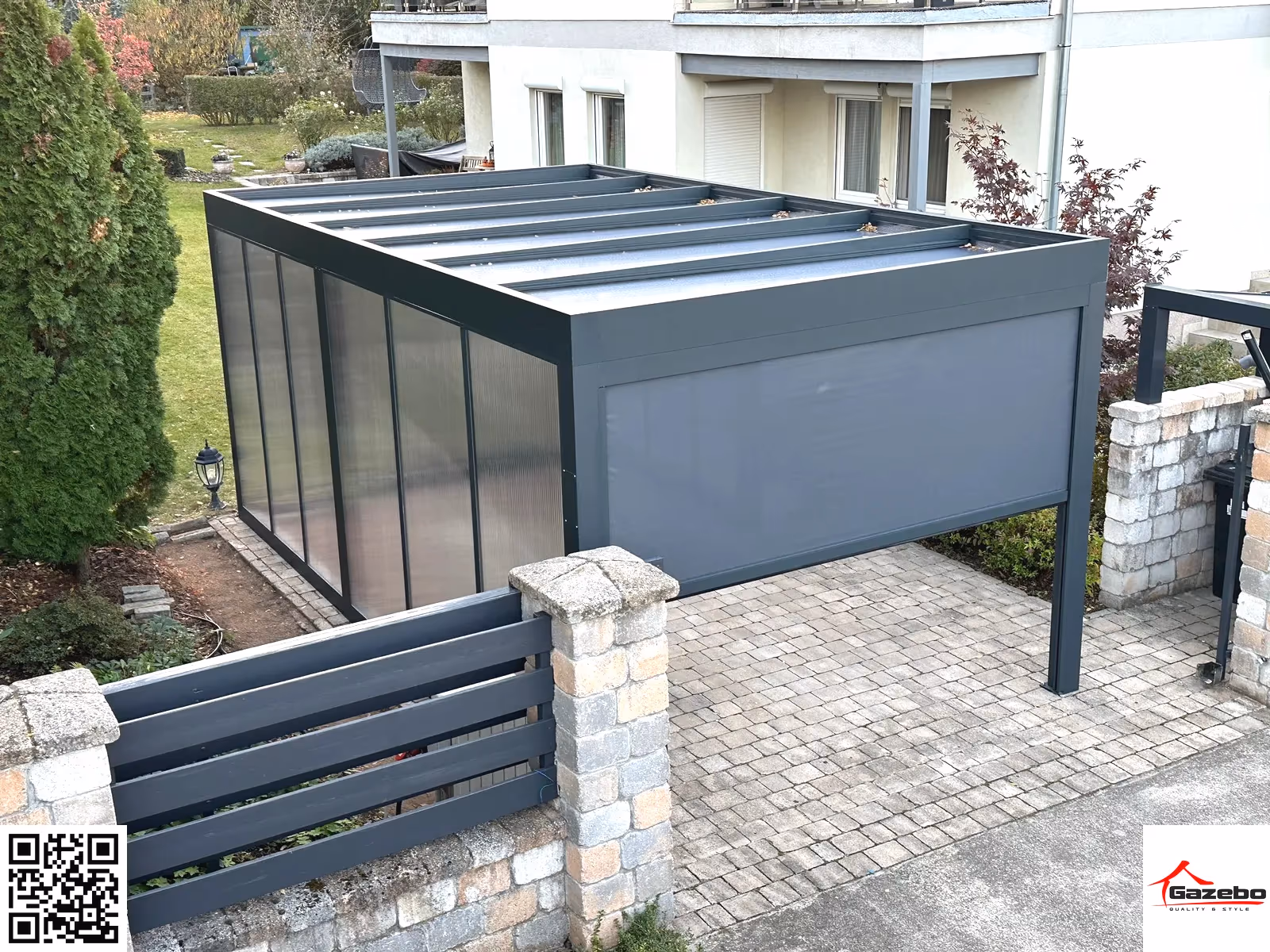 Aluminium-Carport neben einem modernen Einfamilienhaus